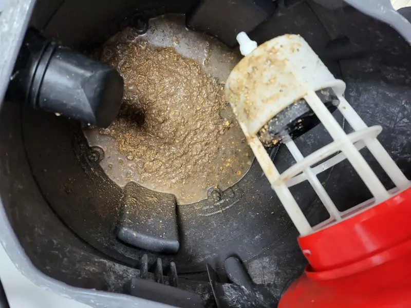 전주 석션 통 안에 모인 음식물 찌꺼기