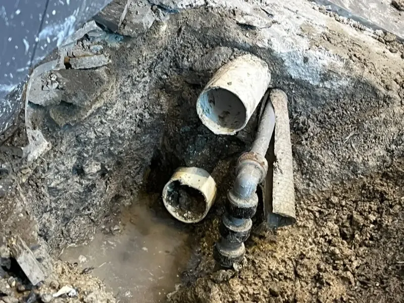 전주 물이 고인 바닥 속 배관 이음부